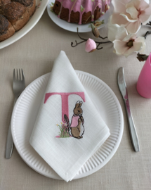 Landelijke linnen off white servet 'letter' gepersonaliseerd geborduurd Peter Rabbit oud roze