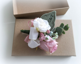 Damescorsage in luxe kraft geschenkdoosje geborduurd gepersonaliseerd blad