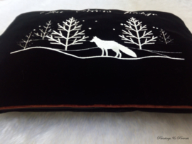 Zwart fluweel kussen met winterlandschap sneeuw en wolf gepersonaliseerd opa's plekje