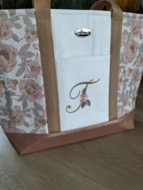 Boodschappen/ handwerktas canvas met geborduurde bloemenletter initiaal English garden