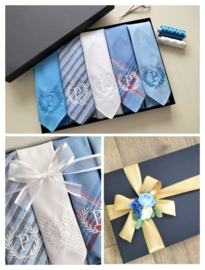 Luxe heren zakdoeken blauw/ wit met borduring initiaal laurel krans in geschenkdoos zwart