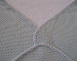 Badcape babyblauw wafelstof en wit badstof
