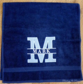 Luxe blauwe handdoek 50 x 100 cm navy/jeans/wit met splitletter geborduurd