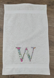 Cadeau geborduurd gastendoekje crème met bloemenletter en mini flesjes douche