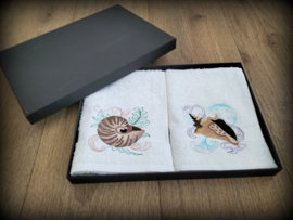 Set twee gastendoekjes geborduurd schelpen in geschenkdoos zwart