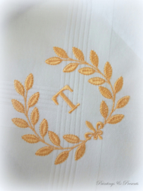 Geborduurde zakdoek wit met krans/franse lelie en letter/initialen/monogram in goud