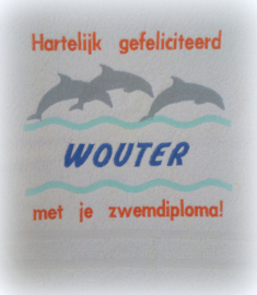 Luxe geborduurde handdoek 50 x 100 cm wit  dolfijnen gefeliciteerd zwemdiploma met naam kobalt/oranje
