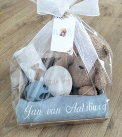 Cadeaupakket dusty blauw/seagreen gebreide wiegdeken geborduurd met naam, teddybeer, bal Jollein