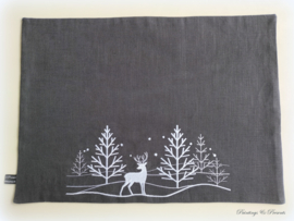 Landelijke linnen antraciet placemat 'hert in het sneeuw bos' gepersonaliseerd geborduurd