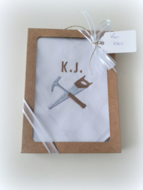 Geborduurde zakdoek wit met  hamer/ zaag en initialen/ letter