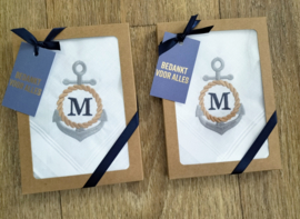 Luxe zakdoek met monogram anker en letter geborduurd bedankt meester