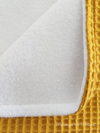 Ledikantdeken 110 x 140 cm oker geel wafelstof en wit fleece (met geborduurde naam)