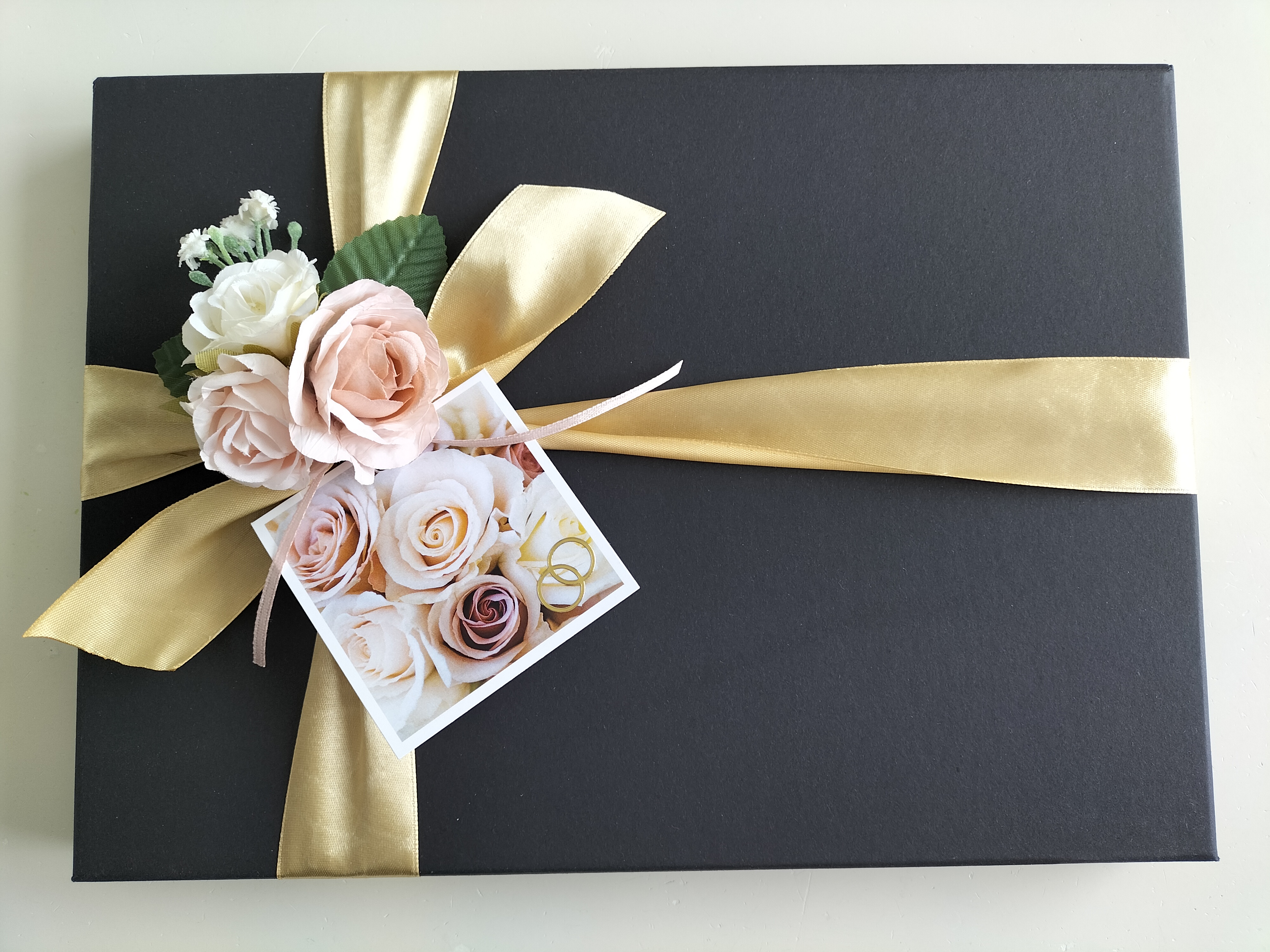 Luxe gepersonaliseerde zakdoeken met geborduurde initialen in geschenkdoos huwelijk