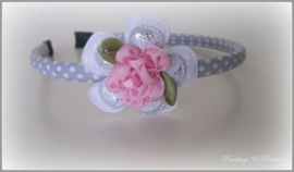 Diadeem licht grijs/witte stip met zilver roze roos