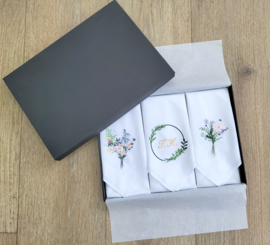 Luxe dames zakdoeken met borduring veldboeket en initiaal naar wens in geschenkdoos zwart