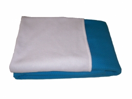 Ledikantdeken 110 x 140 cm turquoise wafelstof en  wit fleece (met geborduurde naam)