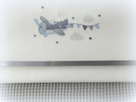 Wieglaken 75 cm x 100 cm in wit/ grijs 'vliegtuig met vlaggetjes' geborduurd