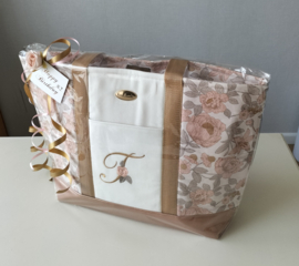 Boodschappen/ handwerktas canvas met geborduurde bloemenletter initiaal English garden