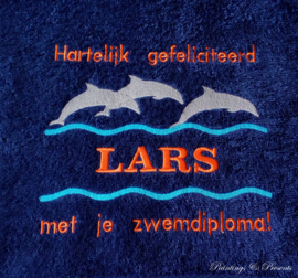 Luxe geborduurde handdoek 50 x 100 cm donkerblauw dolfijnen gefeliciteerd zwemdiploma met naam oranje