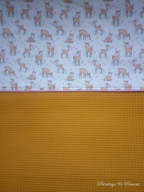 Ledikantdeken 110 x 140 cm oker geel wafelstof en hertjes katoen met roze bies