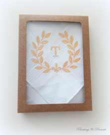 Geborduurde zakdoek wit met krans/ franse lelie en letter/ initialen/ monogram in goud