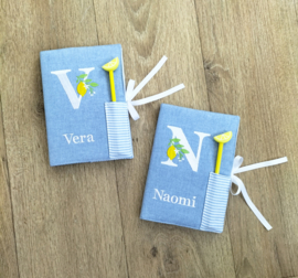Cadeaupakket citroen tas, toilettas, schrifthoes met naam geborduurd