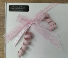Cadeaupakket baby roze fleece deken, romper, muts, slofjes met geborduurde naam rammelaar