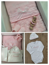 Cadeaupakket baby roze fleece deken, romper, muts, slofjes met geborduurde naam rammelaar