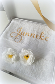 Luxe handdoek 50 x 100 cm wit met naam geborduurd  zeeprozen geschenkdoos