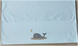 Wieglaken 75 cm x 100 cm in wit/ grijs/ zand walvisje (met naam) geborduurd