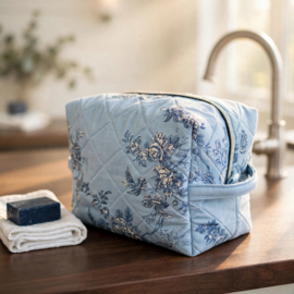 Toilettas gewatteerd quilt lichtblauw/ wit/ donkerblauw bloemen