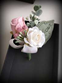 Herencorsage in luxe zwart geschenkdoosje geborduurd gepersonaliseerd blad