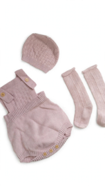 Gebreid babypakje licht oud roze; mutsje, romper en kousjes