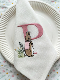 Landelijke linnen off white servet 'letter' gepersonaliseerd geborduurd Peter Rabbit oud roze