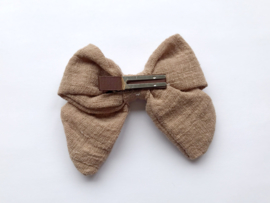 By Mev Haarclip Mary Linnen taupe 10cm