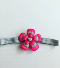 Haarbandje met bloem fuchsia/zilver