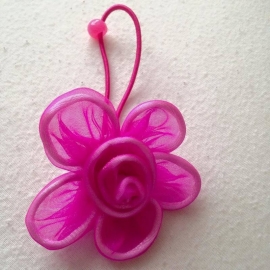 Fuchsia organza bloem met elastiek..