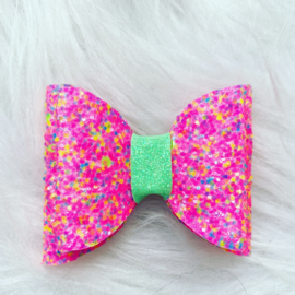 Haarstrik met glitter neon kleuren.