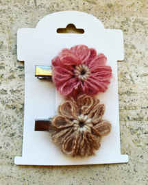 Alligator clips met wollige bloemen