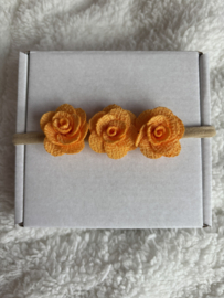 Haarbandje met oranje roosjes