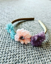 Diadeem met wollen bloemen.