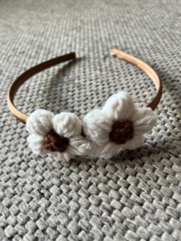 Diadeem met wollige bloemen