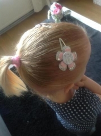 fleur een haarspeldje met haar naam.