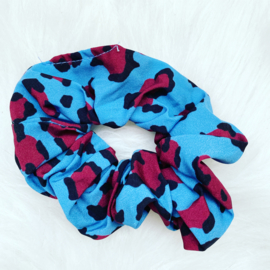 Scrunchie Leopard licht blauw met donker rode vlekken