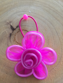 Fuchsia organza bloem met haar elastiek