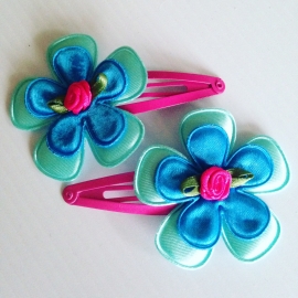 Haarspeldjes:mint/felblauw/met fuchsia roos..