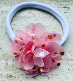 Nylon haarbandje met bloem licht roze met gouden stip
