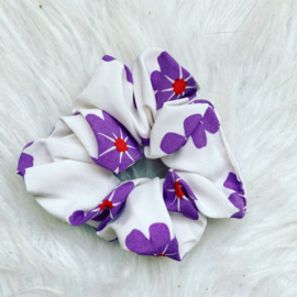 Scrunchie wit met paarse bloem