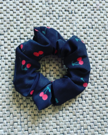 Zwarte scrunchie met kersjes