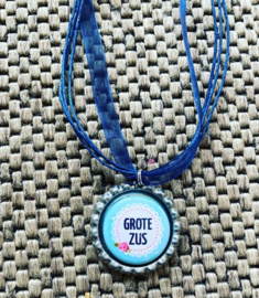 Ketting Grote Zus ( blauw met Roosje